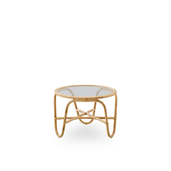 Vista lateral de la mesa de café Charlottenborg, diseñada por Arne Jacobsen, una mesa de café redonda de mimbre con tapa de vidrio integrada, hecha a mano con ratán de alta calidad de Indonesia.