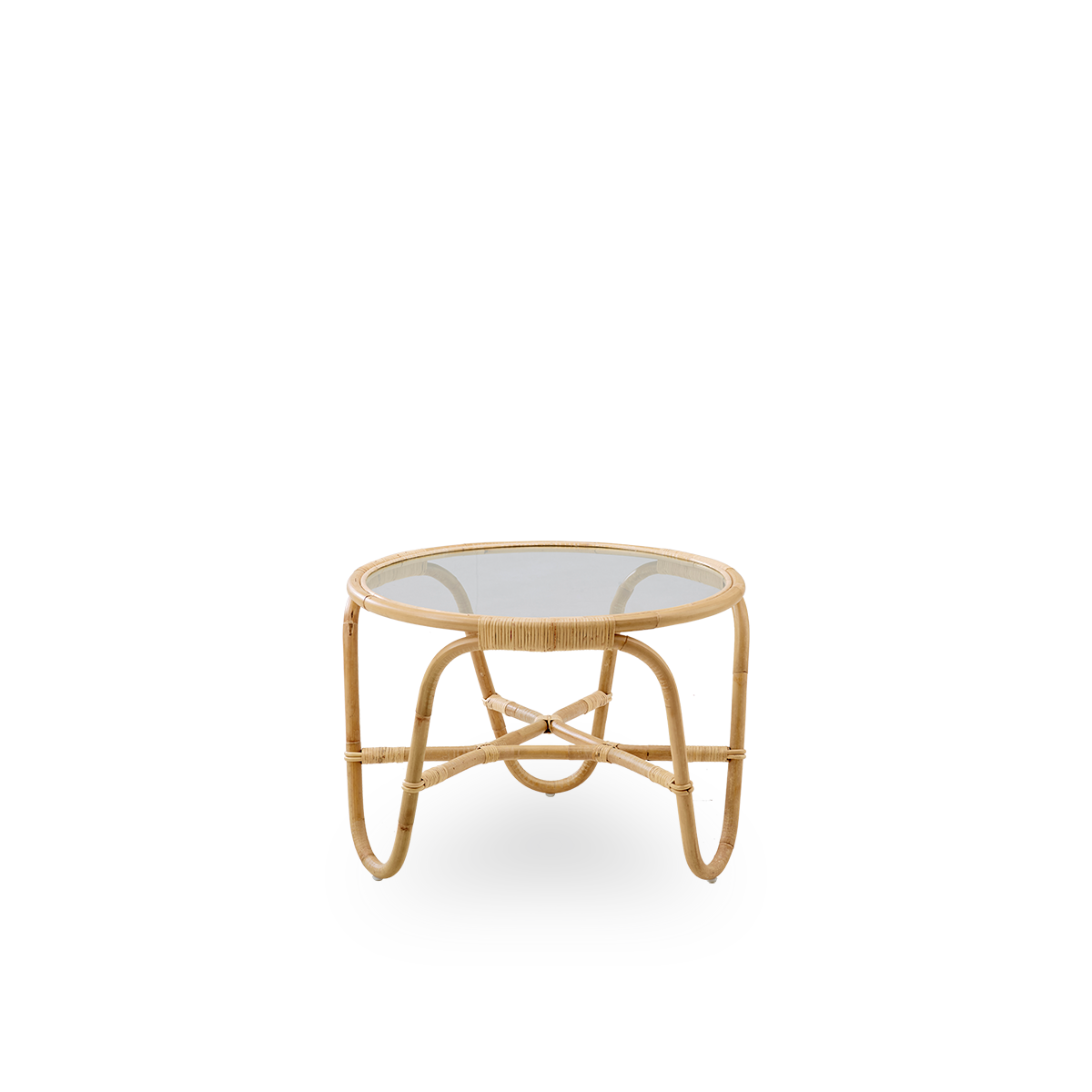 Vista lateral de la mesa de café Charlottenborg, diseñada por Arne Jacobsen, una mesa de café redonda de mimbre con tapa de vidrio integrada, hecha a mano con ratán de alta calidad de Indonesia.