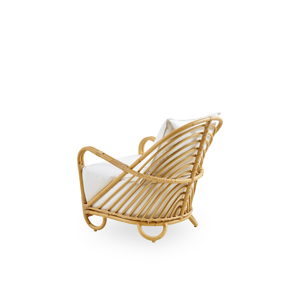 Vista desde atrás del sillón de exterior Charlottenborg con aspecto de ratán, diseñado por Arne Jacobsen. El sillón presenta un respaldo curvado y reposabrazos integrados en la base, hecho a mano con una estructura de Alu-Rattan y detalles trenzados de Ar