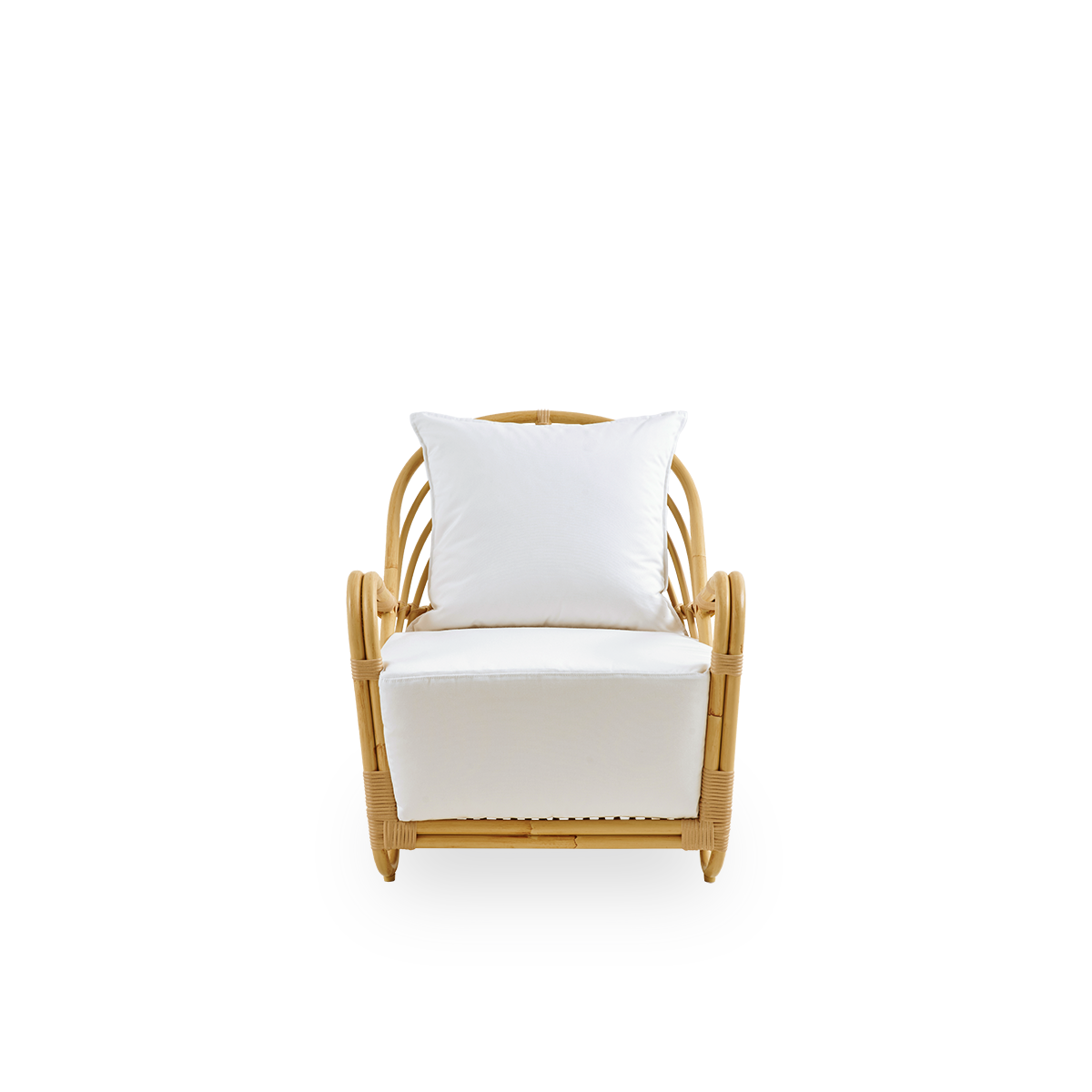 Vista frontal del sillón exterior Charlottenborg con aspecto de ratán, diseñado por Arne Jacobsen. El sillón presenta un respaldo curvado y reposabrazos integrados en la base, hecho a mano con una estructura de Alu-Rattan y detalles tejidos de ArtFibre.