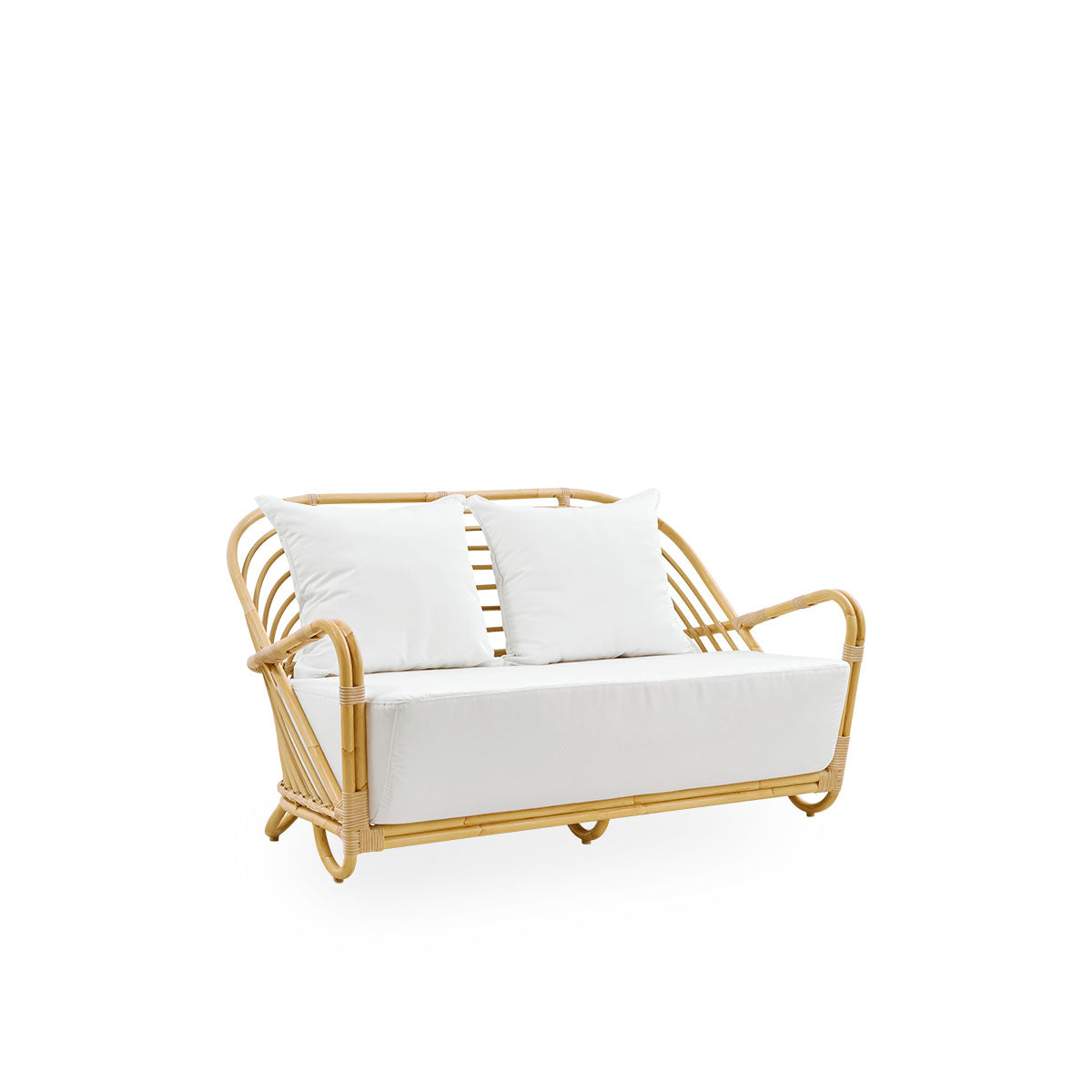 Vista lateral del sofá exterior Charlottenborg de 2 plazas con apariencia de ratán, diseñado por Arne Jacobsen. El sofá cuenta con respaldo curvado y reposabrazos integrados en la base, hecho a mano con estructura de Alu-Ratán y detalles tejidos en ArtFib