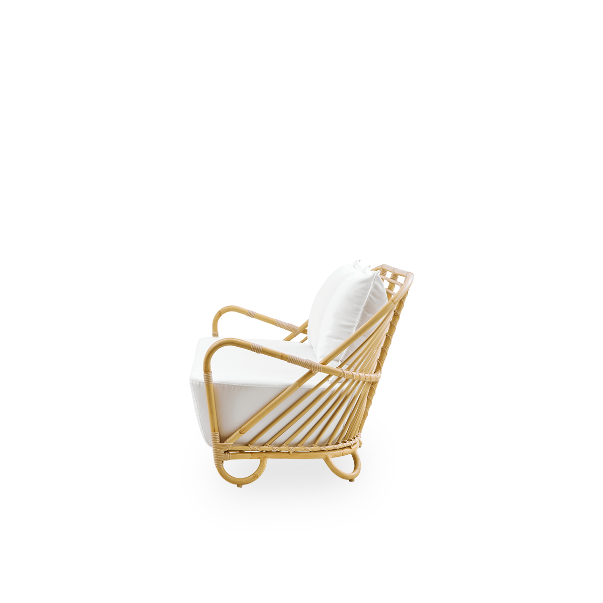 Vista lateral sencilla del sofá exterior Charlottenborg de 2 plazas con apariencia de ratán, diseñado por Arne Jacobsen. El sofá cuenta con un respaldo curvado y reposabrazos integrados en la base, hecho a mano con estructura de Alu-Rattan y detalles teji