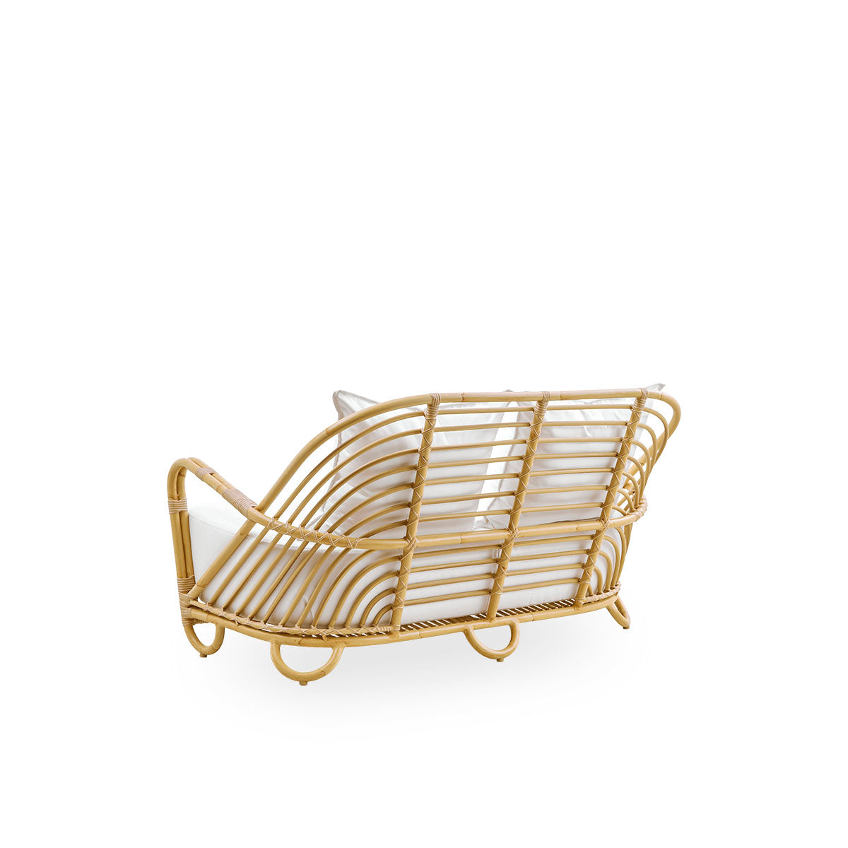 Vista desde atrás del sofá de exterior Charlottenborg de dos plazas con aspecto de ratán, diseñado por Arne Jacobsen. El sofá presenta un respaldo curvado y reposabrazos integrados en la base, hecho a mano con una estructura de Alu-Rattan y detalles trenz