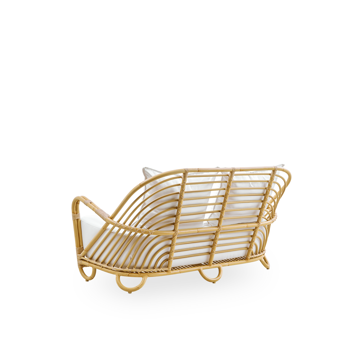 Vista desde atrás del sofá de exterior Charlottenborg de dos plazas con aspecto de ratán, diseñado por Arne Jacobsen. El sofá presenta un respaldo curvado y reposabrazos integrados en la base, hecho a mano con una estructura de Alu-Rattan y detalles trenz