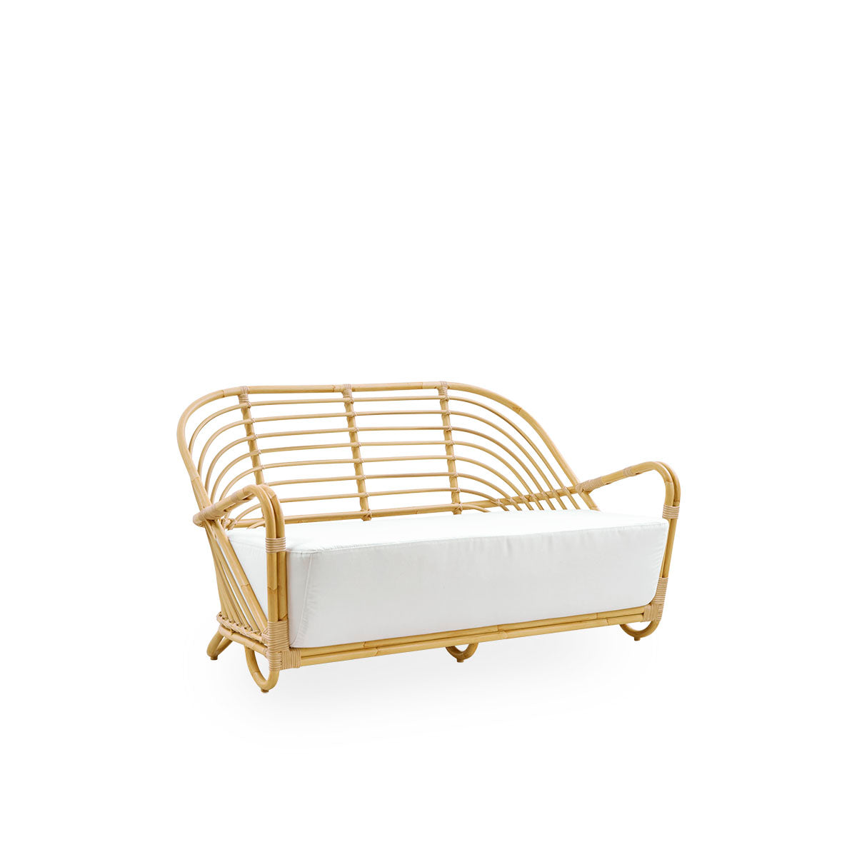 Vista lateral del sofá exterior Charlottenborg de 2 plazas con apariencia de ratán, diseñado por Arne Jacobsen. El sofá cuenta con respaldo curvado y reposabrazos integrados en la base, hecho a mano con estructura de Alu-Ratán y detalles tejidos en ArtFib