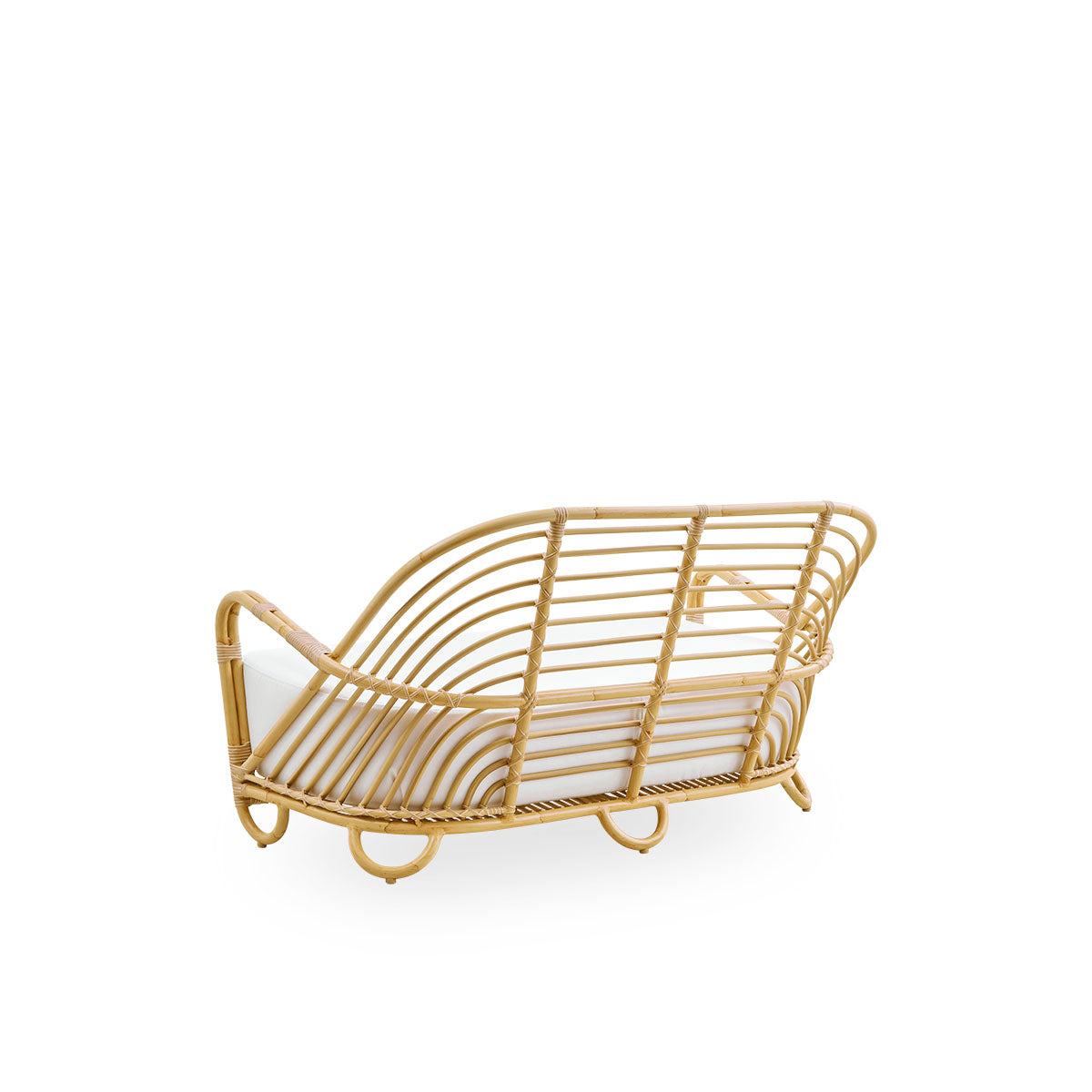 Vista desde atrás del sofá de exterior Charlottenborg de dos plazas con aspecto de ratán, diseñado por Arne Jacobsen. El sofá presenta un respaldo curvado y reposabrazos integrados en la base, hecho a mano con una estructura de Alu-Rattan y detalles trenz