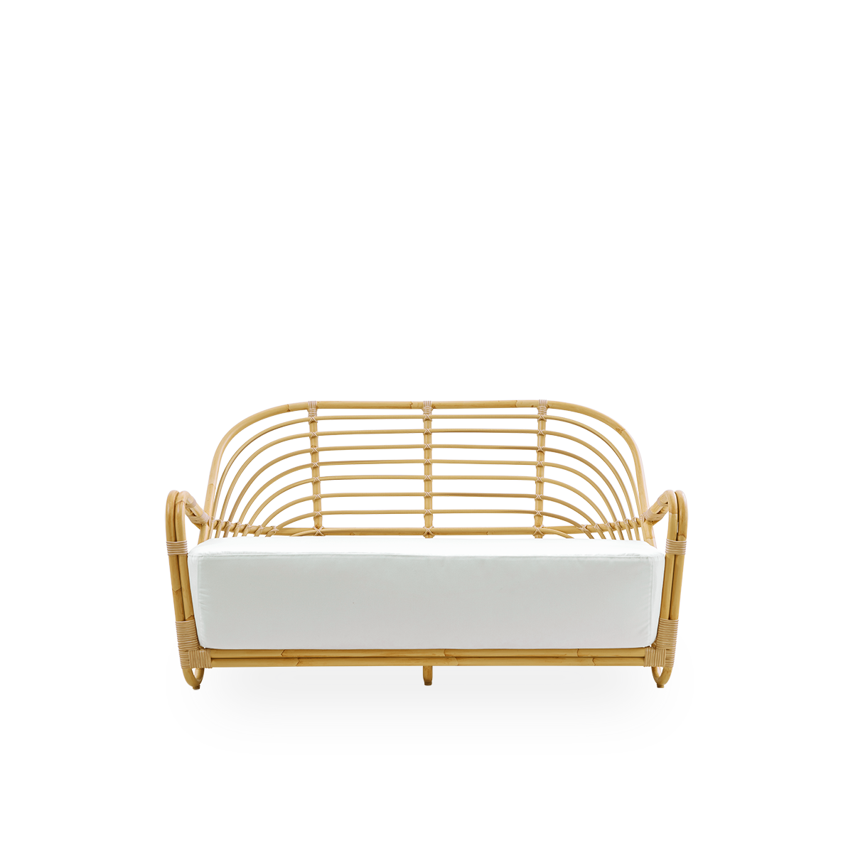 Vista frontal del sofá exterior Charlottenborg de 2 plazas con aspecto de ratán, diseñado por Arne Jacobsen. El sofá presenta un respaldo curvado y reposabrazos integrados en la base, hecho a mano con una estructura de Alu-Rattan y detalles tejidos de Art