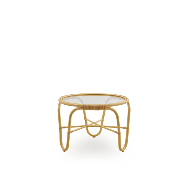 Vista lateral de la mesa de café Charlottenborg con apariencia de ratán, diseñada por Arne Jacobsen, una mesa de café redonda con tapa de vidrio integrada, hecha a mano con estructura de Alu-Ratán y detalles tejidos en ArtFibre.