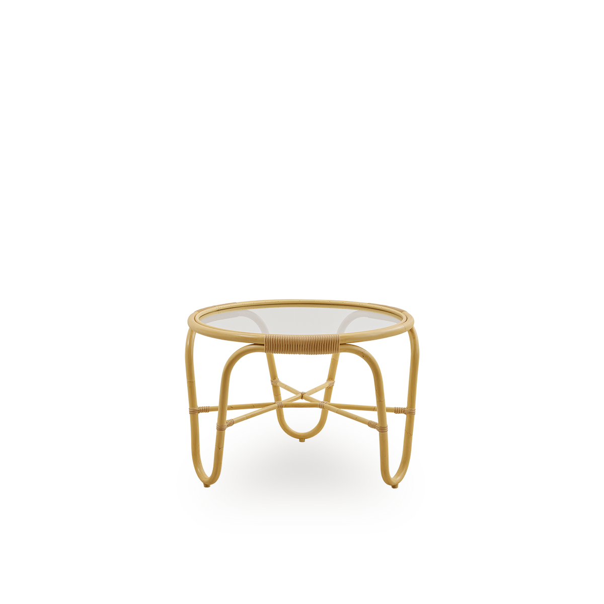 Vista lateral de la mesa de café Charlottenborg con apariencia de ratán, diseñada por Arne Jacobsen, una mesa de café redonda con tapa de vidrio integrada, hecha a mano con estructura de Alu-Ratán y detalles tejidos en ArtFibre.