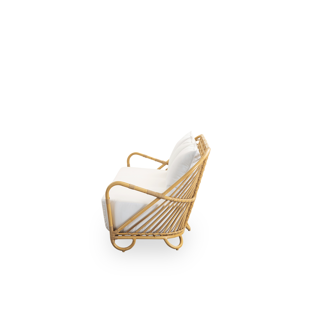 Vista lateral del sofá exterior Charlottenborg de 3 plazas con apariencia de ratán, diseñado por Arne Jacobsen. El sofá cuenta con respaldo curvado y reposabrazos integrados en la base, hecho a mano con estructura de Alu-Ratán y detalles tejidos en ArtFib