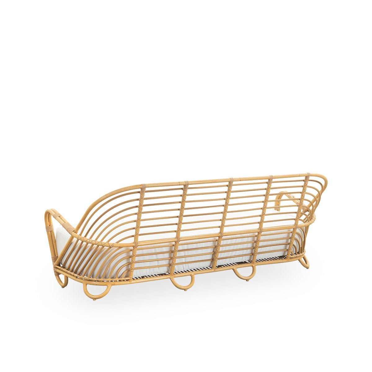 Vista lateral trasera del sofá exterior Charlottenborg de 3 plazas con apariencia de ratán, diseñado por Arne Jacobsen. El sofá presenta un respaldo curvado y reposabrazos integrados en la base, hecho a mano con una estructura de Alu-Rattan y detalles tej