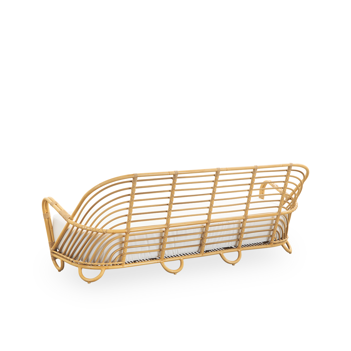 Vista lateral trasera del sofá exterior Charlottenborg de 3 plazas con apariencia de ratán, diseñado por Arne Jacobsen. El sofá presenta un respaldo curvado y reposabrazos integrados en la base, hecho a mano con una estructura de Alu-Rattan y detalles tej