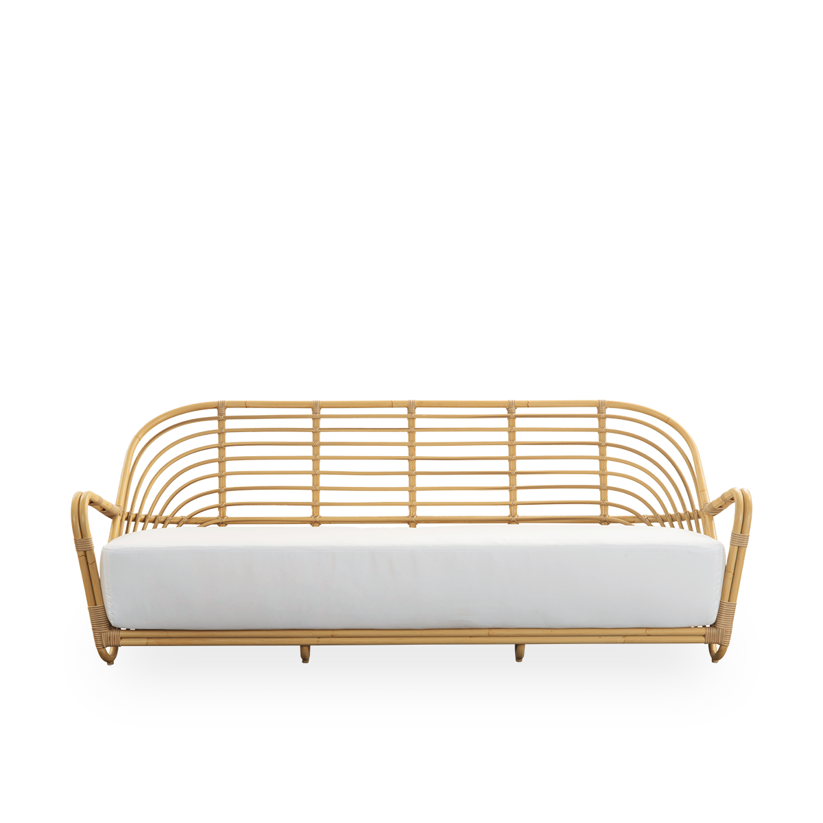 Vista frontal del sofá exterior Charlottenborg de 3 plazas con aspecto de ratán, diseñado por Arne Jacobsen. El sofá presenta un respaldo curvado y reposabrazos integrados en la base, hecho a mano con una estructura de Alu-Rattan y detalles tejidos de Art