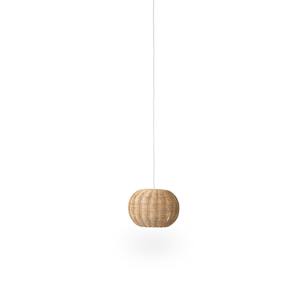 Pantalla de lámpara de ratán Tangelo, diseñada por Darcy Clarke, tamaño Extra Pequeño, Ø24 cm. Hecha a mano en ratán con estructura interna de acero que le proporciona buen peso y estabilidad.