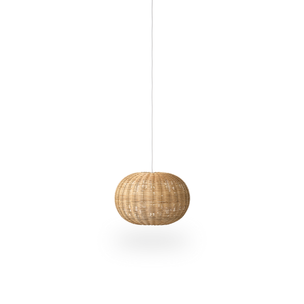 Pantalla de lámpara de ratán Tangelo, diseñada por Darcy Clarke, tamaño Pequeño, Ø37 cm. Hecha a mano en ratán con estructura interna de acero que le proporciona buen peso y estabilidad.