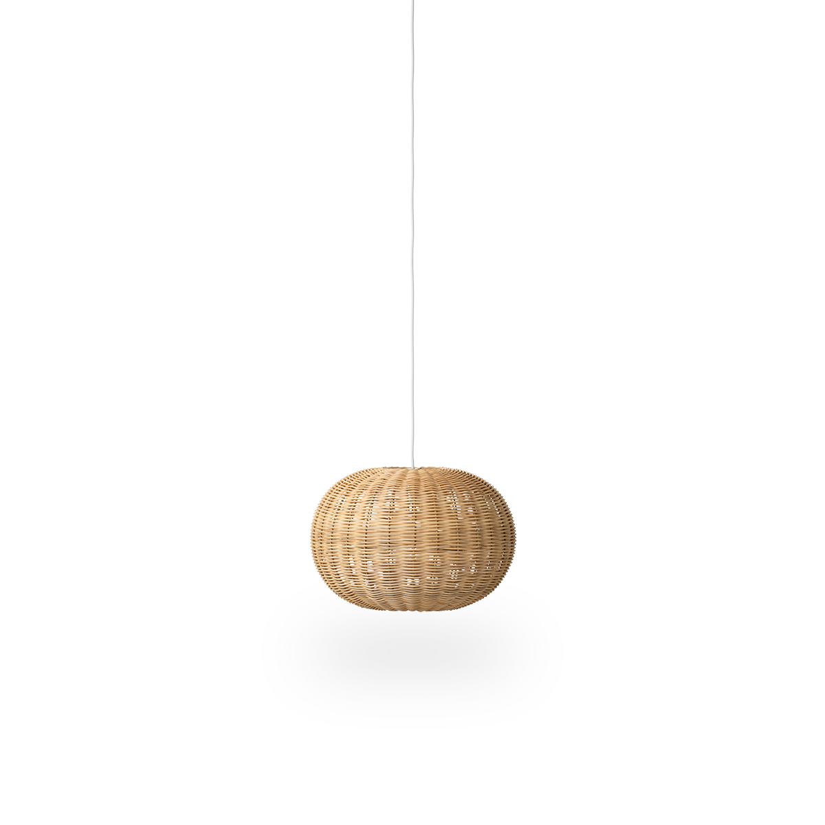Pantalla de lámpara de ratán Tangelo, diseñada por Darcy Clarke, tamaño Pequeño, Ø37 cm. Hecha a mano en ratán con estructura interna de acero que le proporciona buen peso y estabilidad.