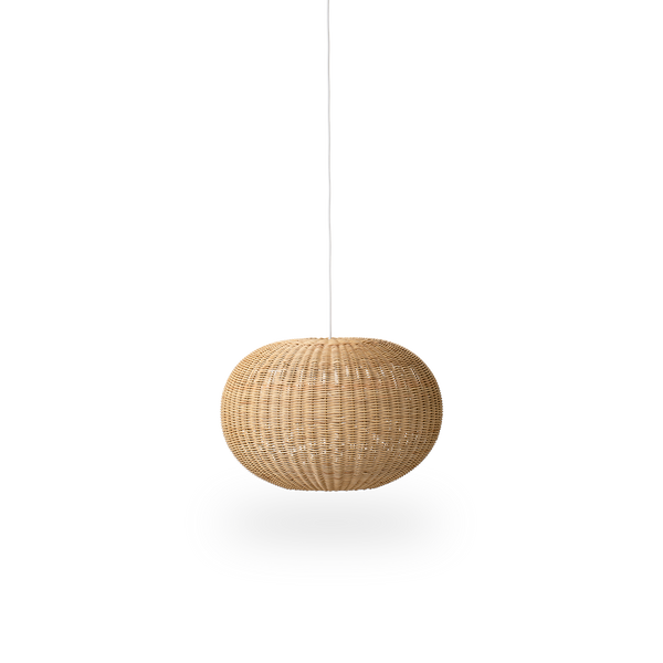 Pantalla de lámpara de ratán Tangelo, diseñada por Darcy Clarke, tamaño Medio, Ø49 cm. Hecha a mano en ratán con estructura interna de acero que le proporciona buen peso y estabilidad.