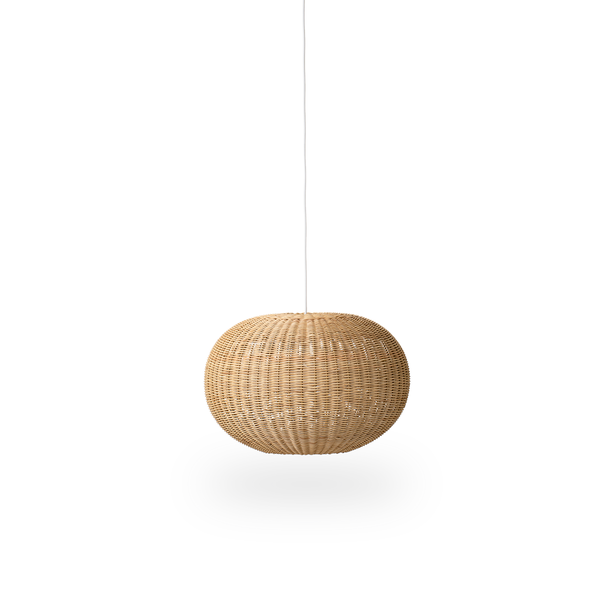 Pantalla de lámpara de ratán Tangelo, diseñada por Darcy Clarke, tamaño Medio, Ø49 cm. Hecha a mano en ratán con estructura interna de acero que le proporciona buen peso y estabilidad.