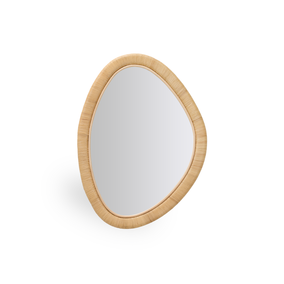 Malou es un espejo de forma orgánica. El marco tejido del espejo está hecho a mano con ratán de alta calidad de Indonesia. Sus formas suaves le dan al espejo una expresión elegante y decorativa.