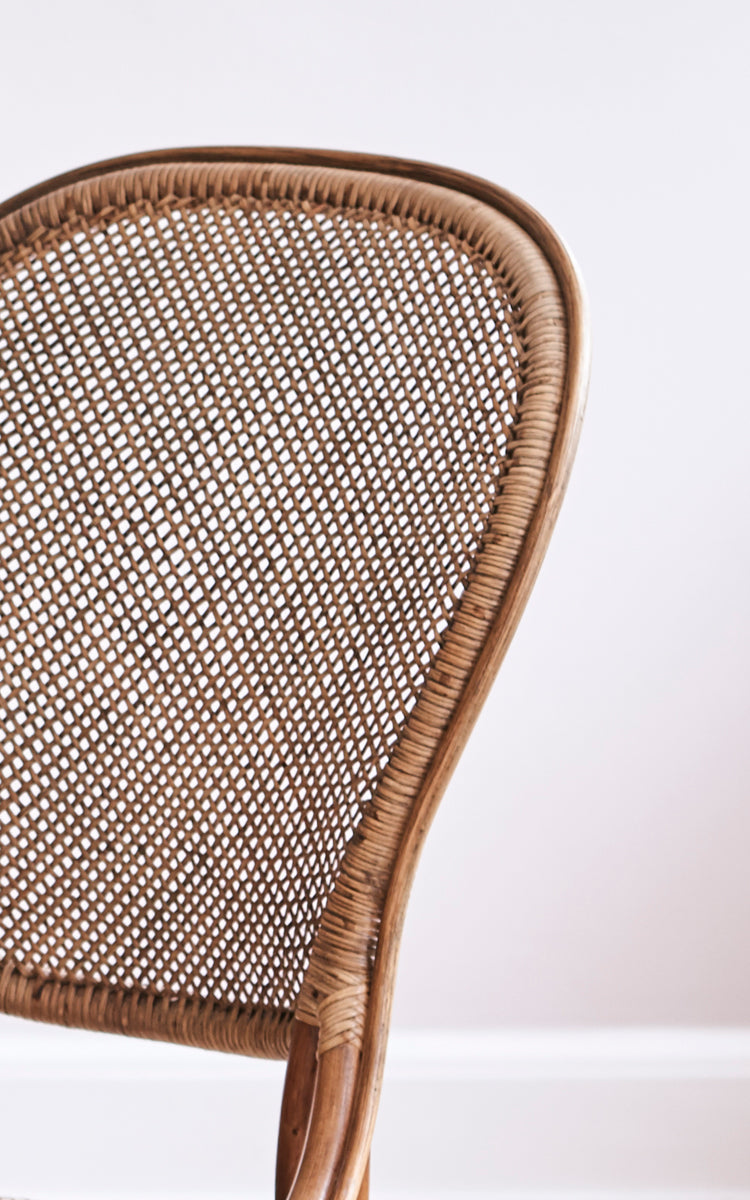 Esta es una imagen de detalle de Rossini Dining Chair i antique rattan. Vista detallada del respaldo de tejido abierto y la estructura estilo bistró.