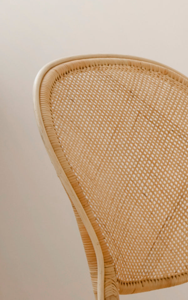 Esta es una imagen de detalle de Rossini silla de comedor en natural rattan. Vista detallada del respaldo de tejido de ratán claro.