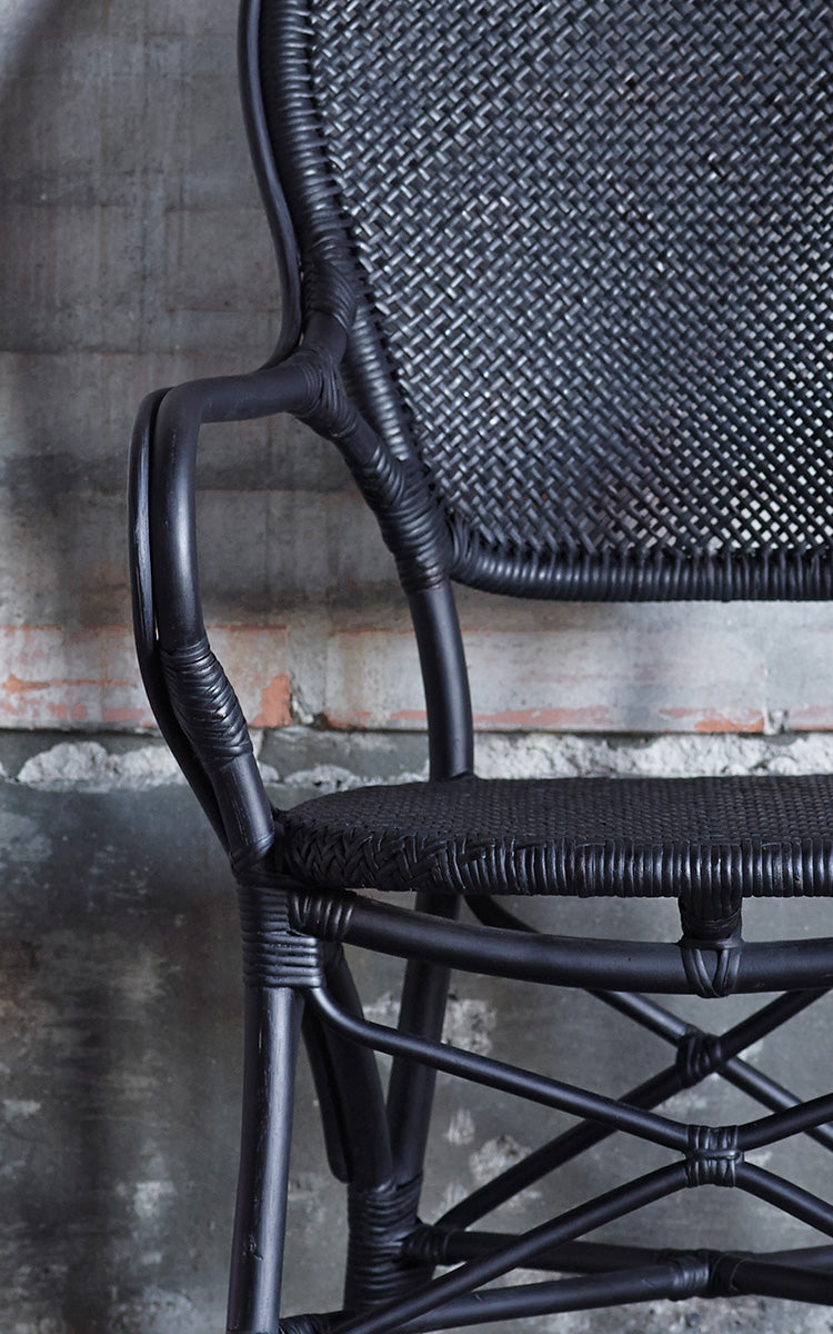 Esta es una imagen de detalle de Rossini sillón en black rattan. Detalle del tejido de ratán totalmente negro y reposabrazos curvo.