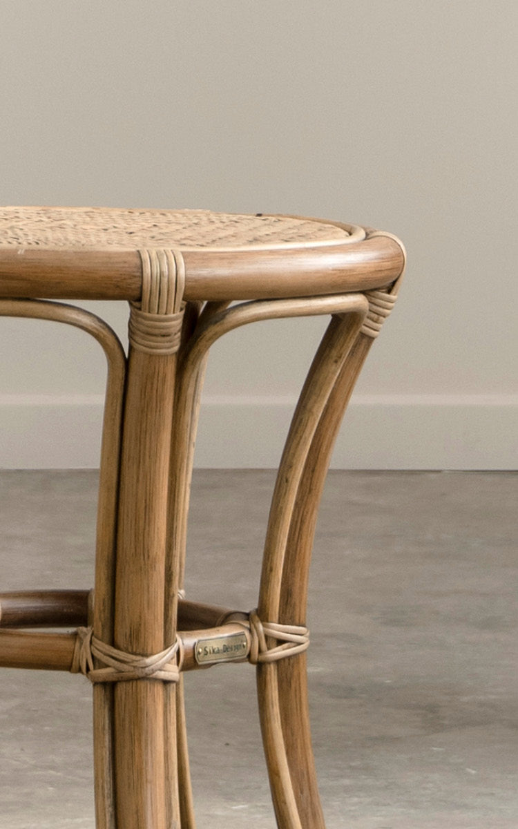 Esta es una imagen de detalle de Bella taburete en antique rattan.