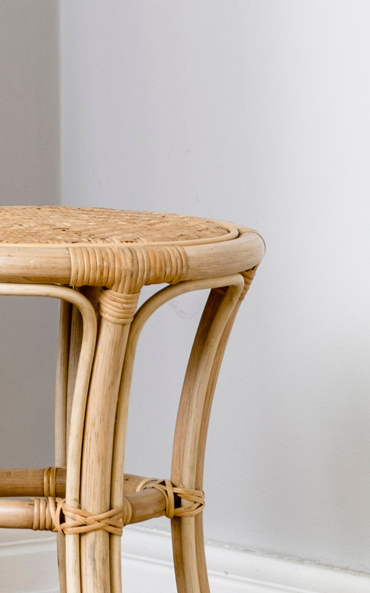 Esta es una imagen de detalle de Bella taburete en natural rattan.