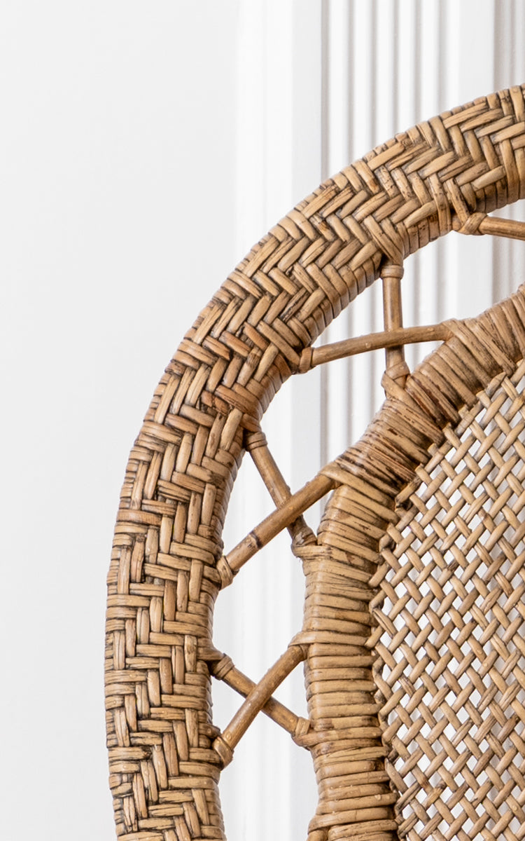 Esta es una imagen de detalle de Romantica silla de comedor en antique rattan. El borde tejido en espiga y el marco de ratán cruzado decorativo se muestran.