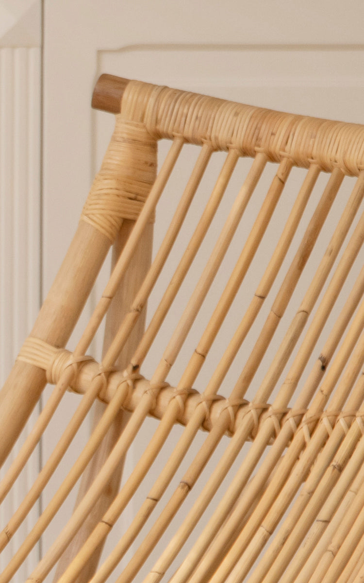 Esta es una imagen de detalle de Michelangelo Daybed i natural rattan. Detalle de las varillas de ratán curvadas y el tejido de unión en las juntas.