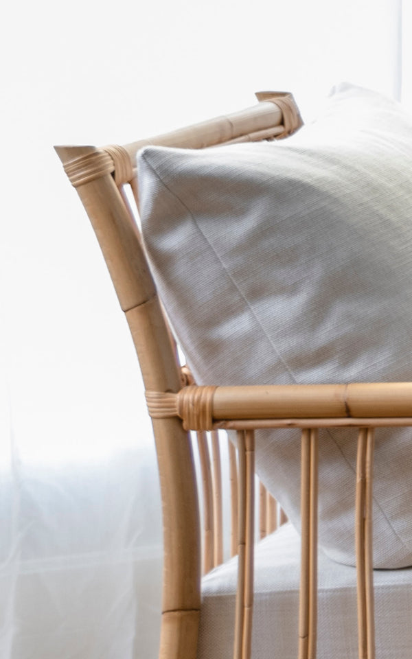 Esta es una imagen de detalle de Caroline sillón lounge en natural rattan.