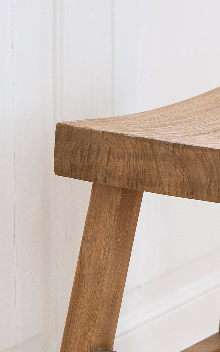 Esta es una imagen de detalle de Charles taburete en teak indoor.