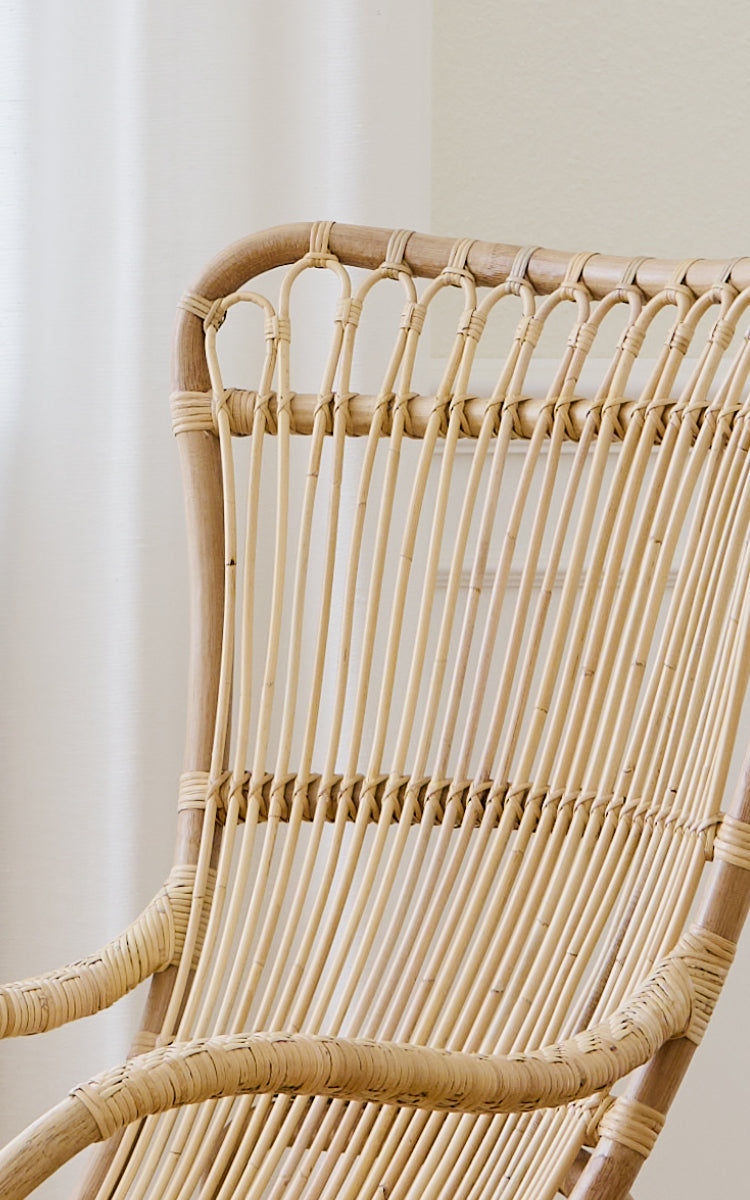 Esta es una imagen de detalle de Monet Lounge Chair i natural rattan. Detalle de los arcos en bucle y las varillas verticales lisas de ratán.