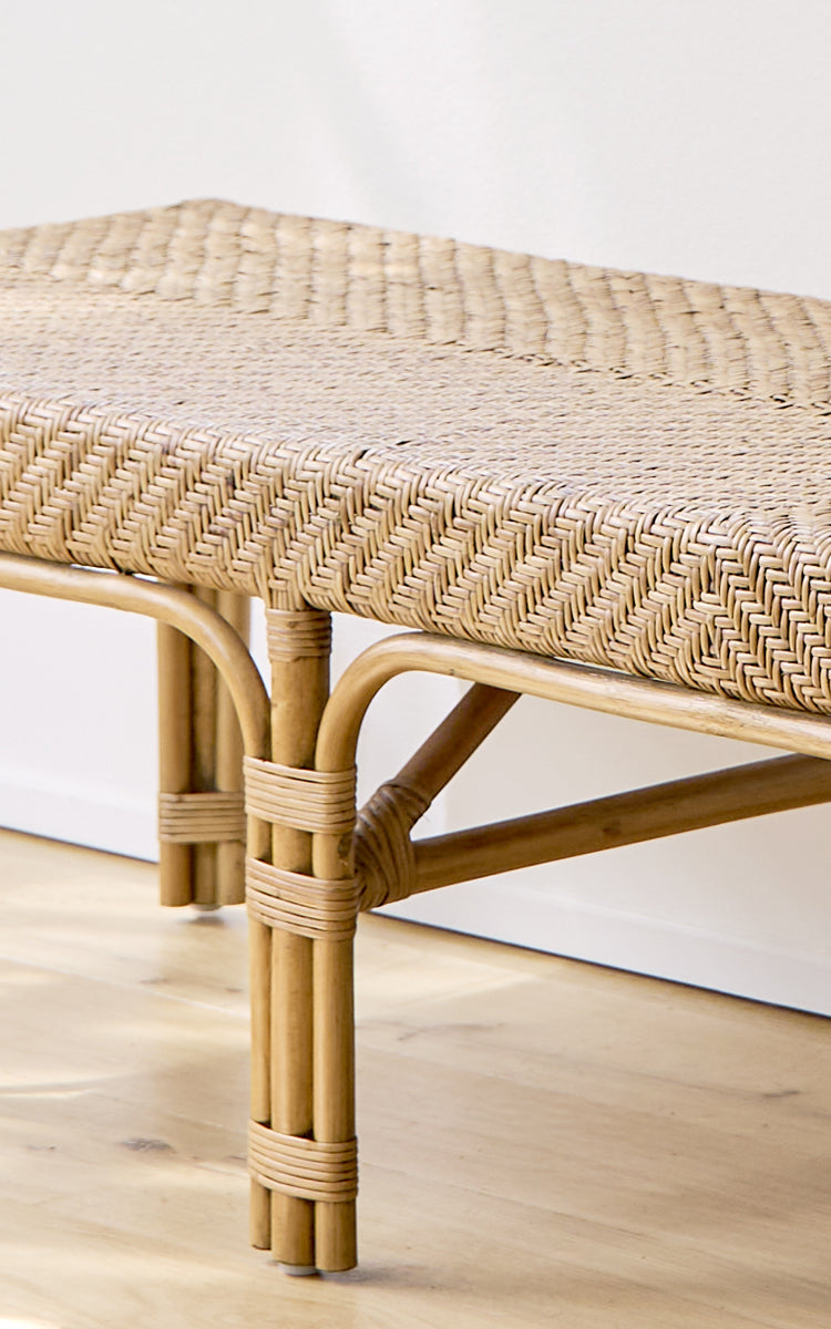 Esta es una imagen de detalle de Luis banco en antique rattan. El asiento tejido en espiga y las uniones de ratán atadas a mano muestran la artesanía.
