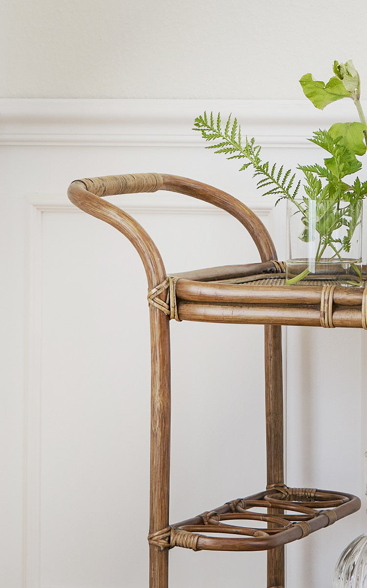 Esta es una imagen de detalle de Carlo Trolley en antique Rattan.