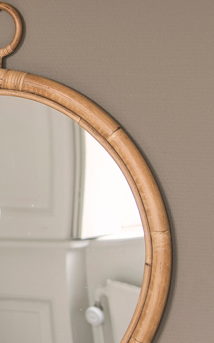 Esta es una imagen de detalle de Ella espejo Ø50cm en natural skin on rattan.