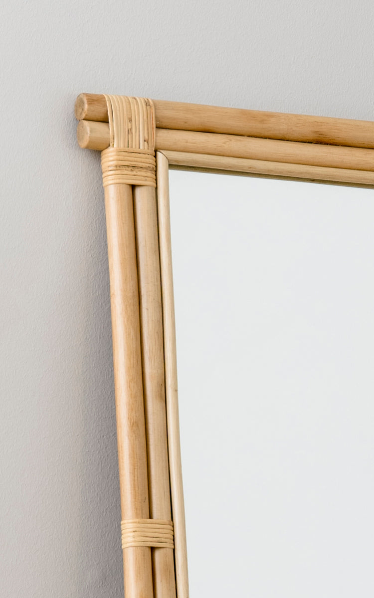 Esta es una imagen de detalle de Rasmus Mirror 172 cm en natural rattan. Detalle del marco natural de varillas de ratán y uniones de esquina envueltas.