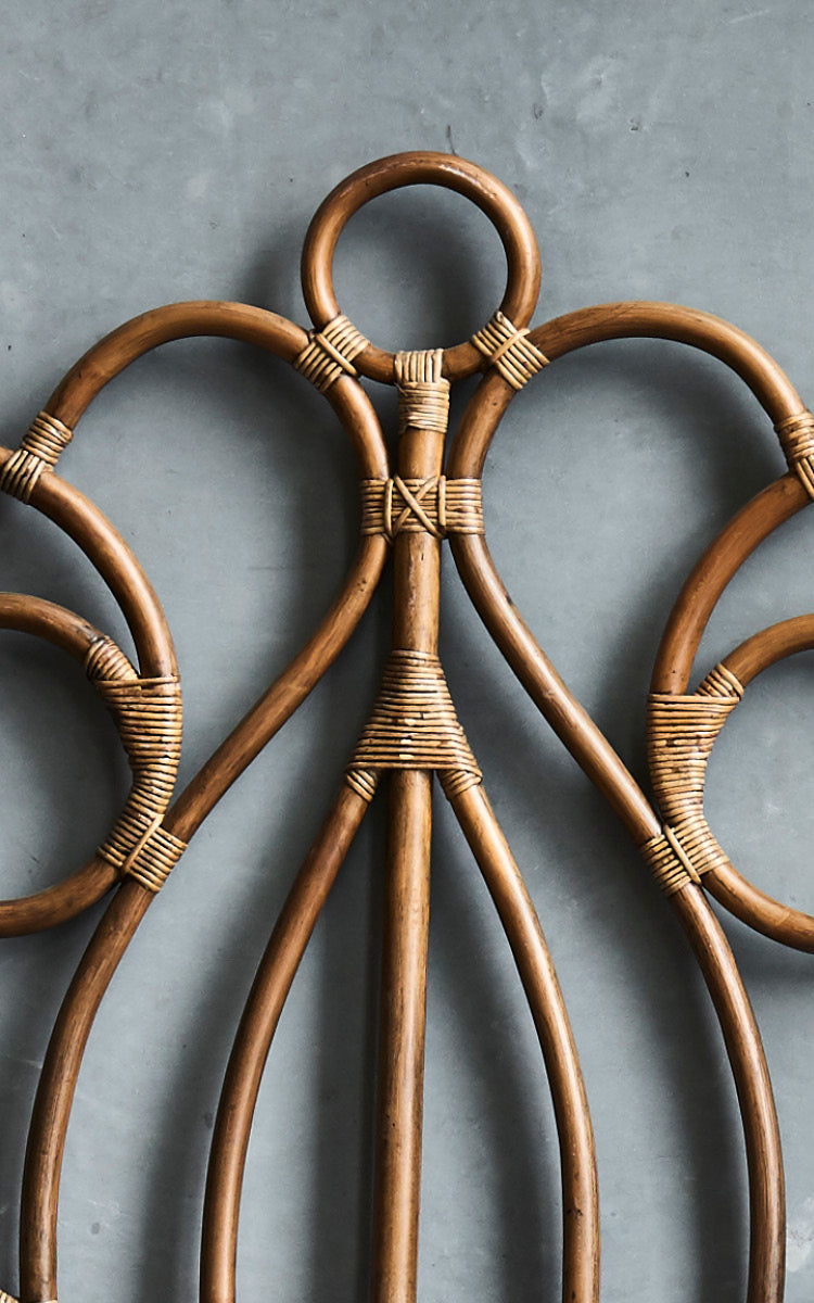 Esta es una imagen de detalle de Natalia cabecero en antique rattan.