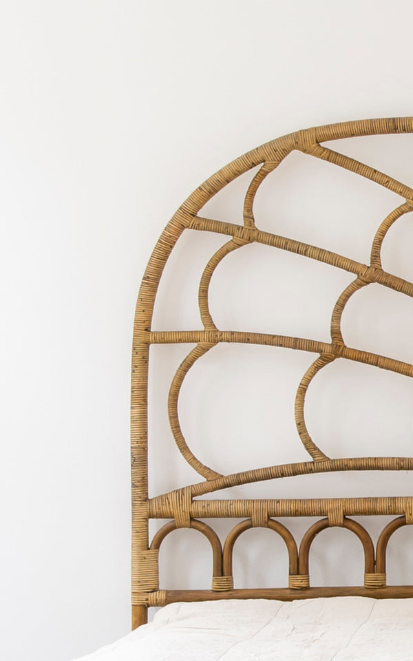Esta es una imagen de detalle de Celia cabecero en antique rattan.