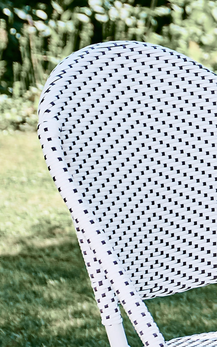 Esta es una imagen de detalle de Sofie silla de comedor exterior en white aluminium frame white w cappuccino dot artfibre.