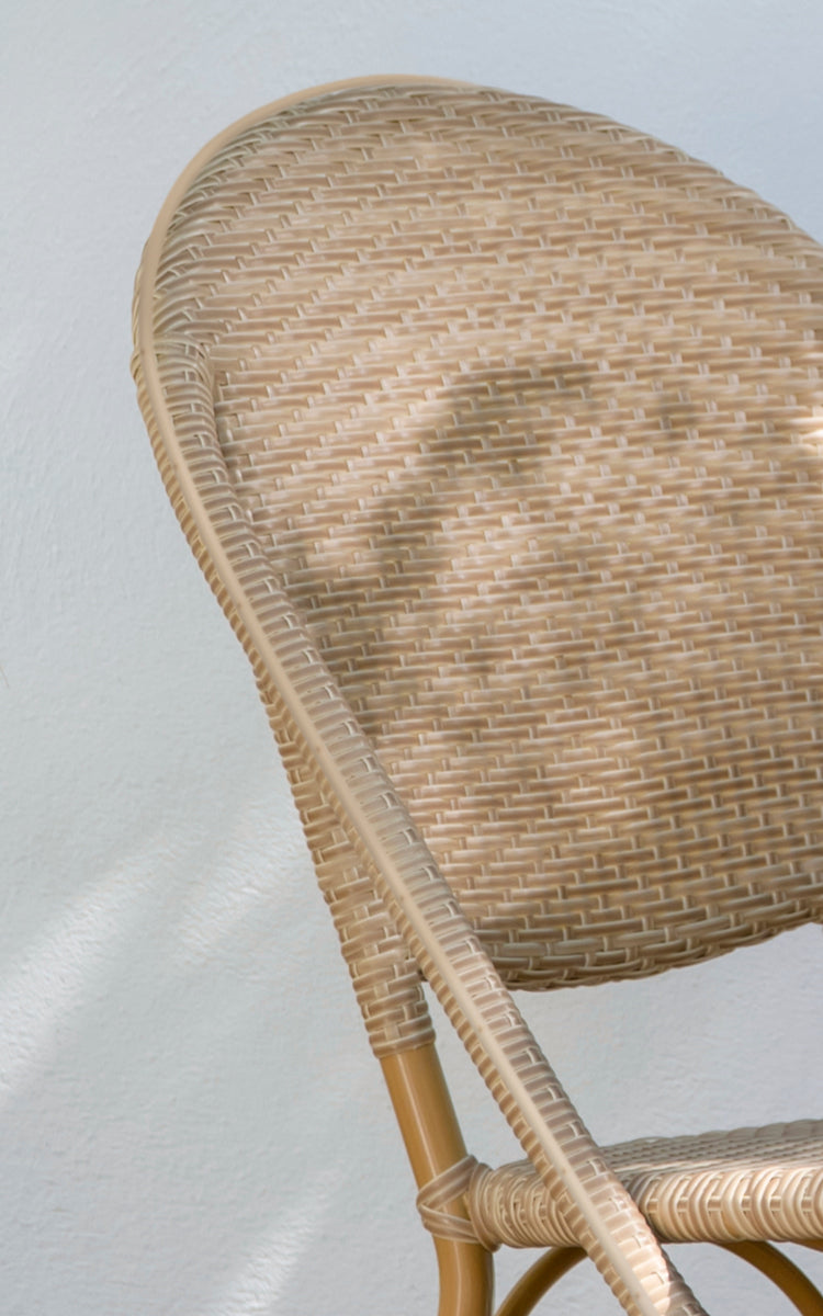 Esta es una imagen de detalle de Sofie Exterior Dining Chair i almond aluminium frame natural ArtFibre. Detalle del asiento tejido de ArtFibre.