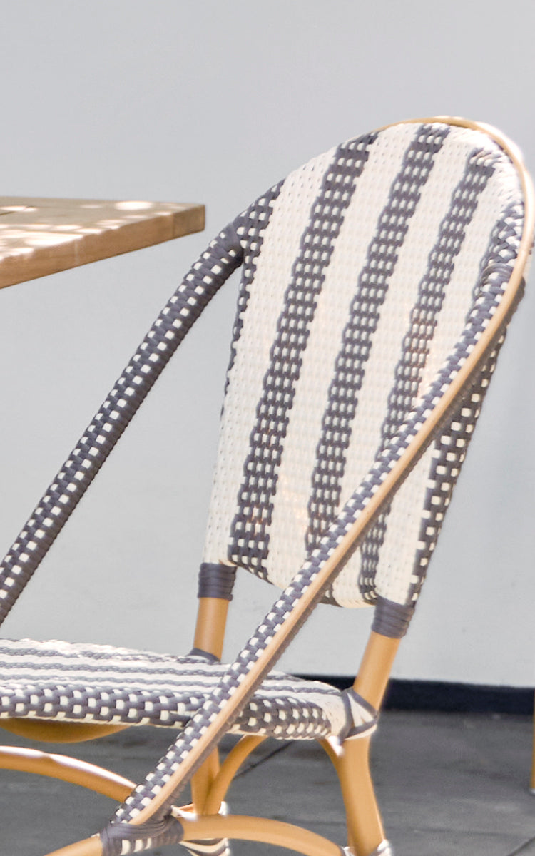 Esta es una imagen de detalle de Sofie silla de comedor exterior en almond aluminium frame striped cappuccino ivory artfibre.