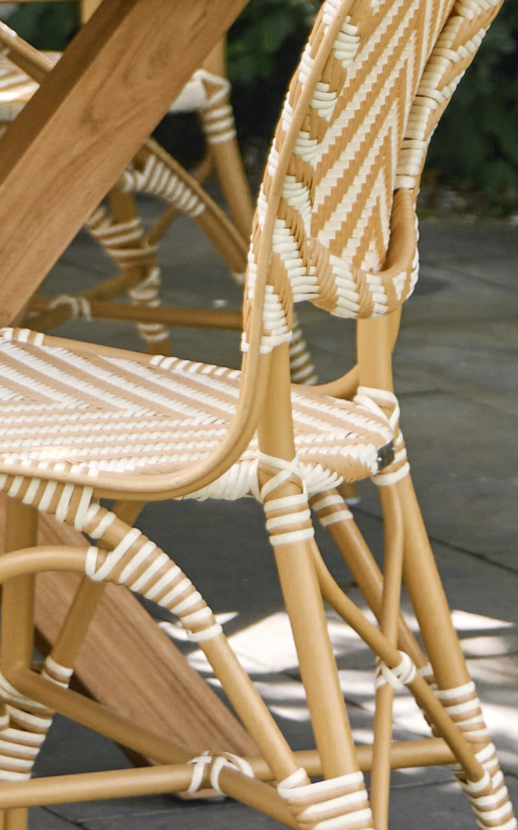 Esta es una imagen de detalle de Isabell en almond aluminium frame Chevron Honey Ivory ArtFibre.