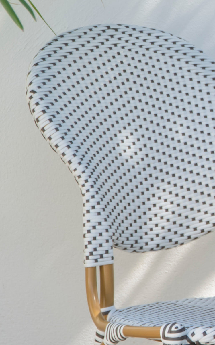 Esta es una imagen de detalle de Isabell en almond aluminium frame White w cappuccino dot ArtFibre.