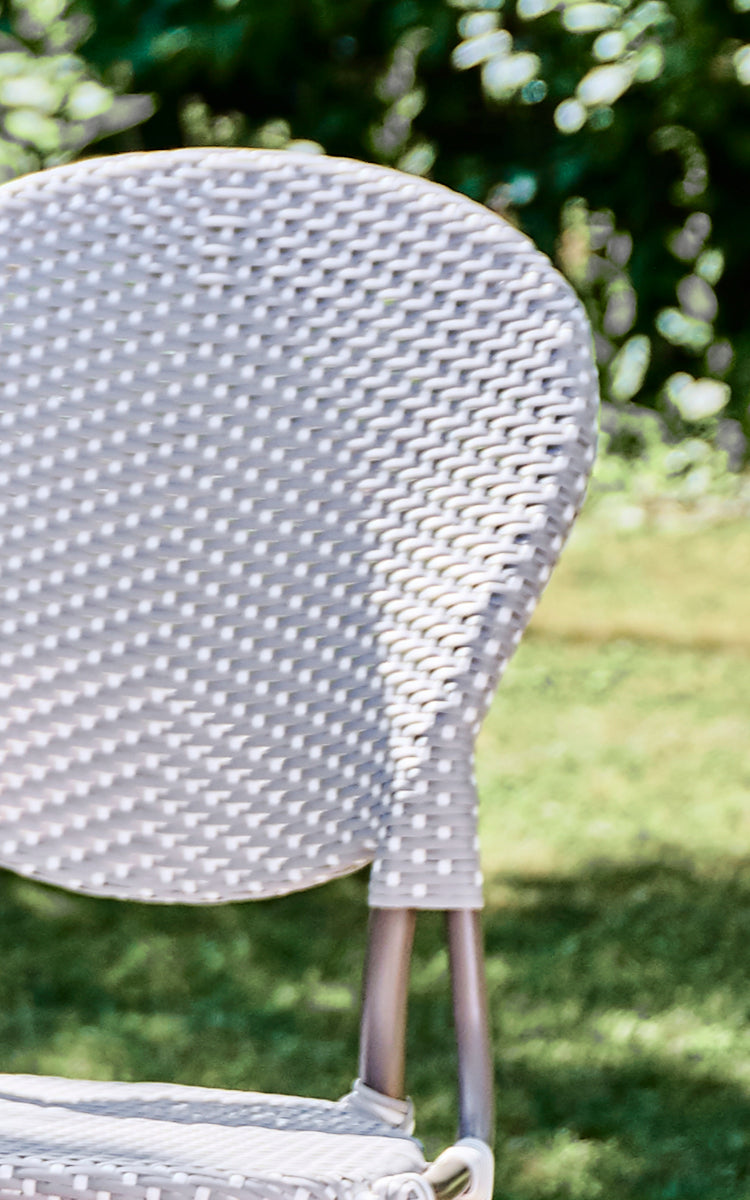 Esta es una imagen de detalle de Isabell en taupe aluminium frame Grey w white dot ArtFibre.