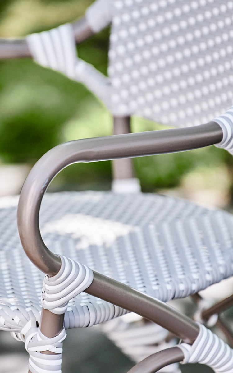 Esta es una imagen de detalle de Isabell en taupe aluminium frame Grey w white dot ArtFibre.