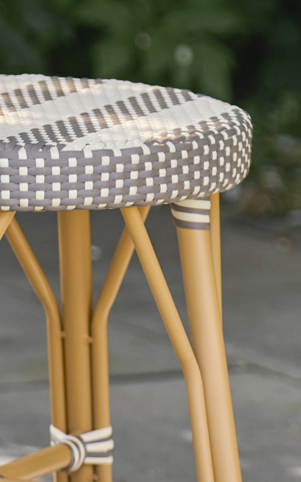 Esta es una imagen de detalle de Simone taburete exterior en almond aluminium frame striped cappuccino ivory artfibre.