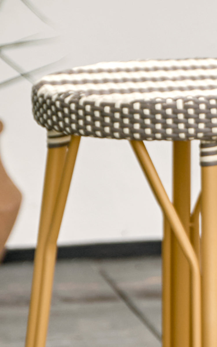 Esta es una imagen de detalle de Simone taburete alto exterior en almond aluminium frame striped cappuccino ivory artfibre.
