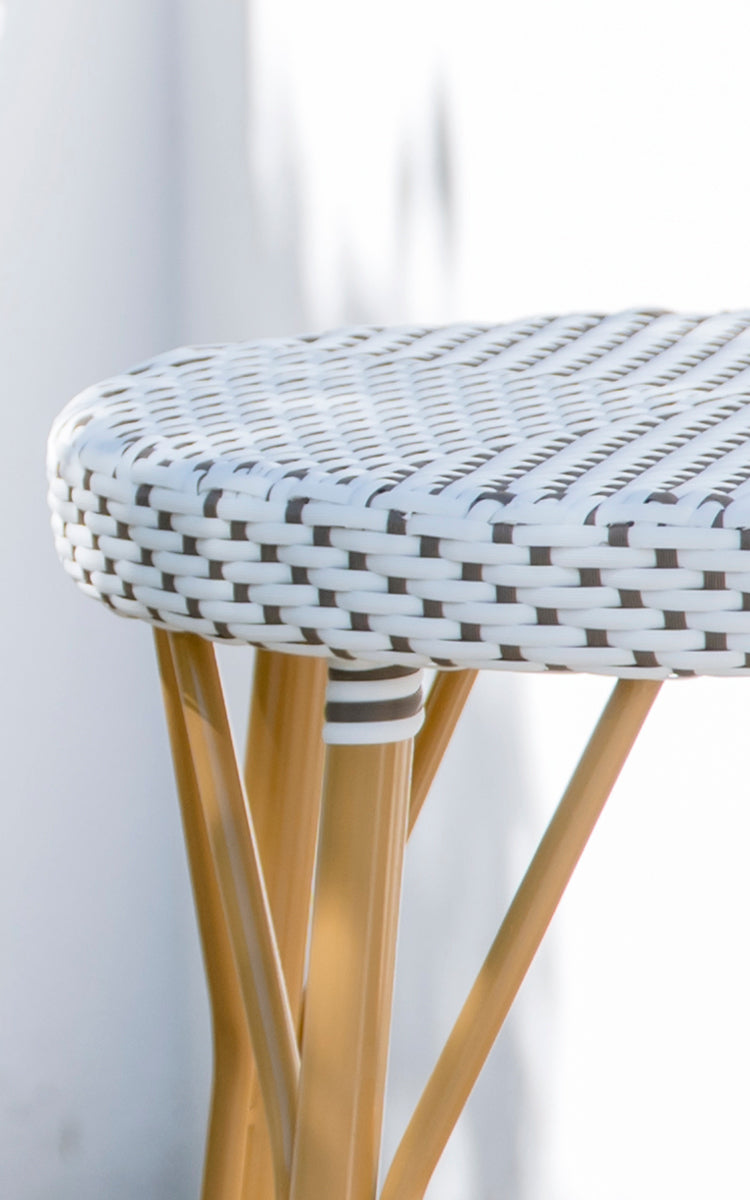 Esta es una imagen de detalle de Simone taburete de bar exterior en almond aluminium frame white w cappuccino dot artfibre.