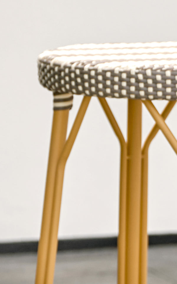 Esta es una imagen de detalle de Simone taburete de bar exterior en almond aluminium frame striped cappuccino ivory artfibre.
